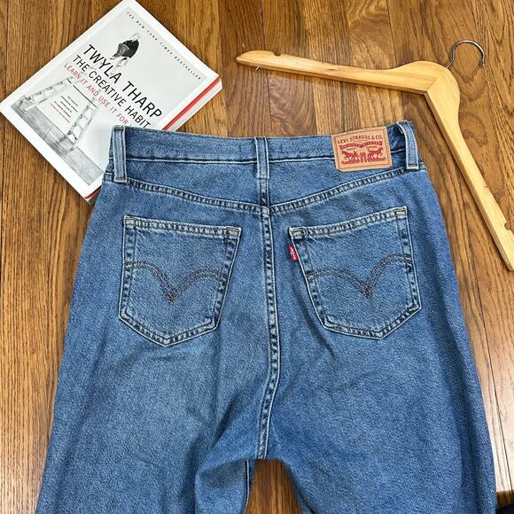 Levi's High Waisted Mom Jean Medium Wash - Picture 9 of 10